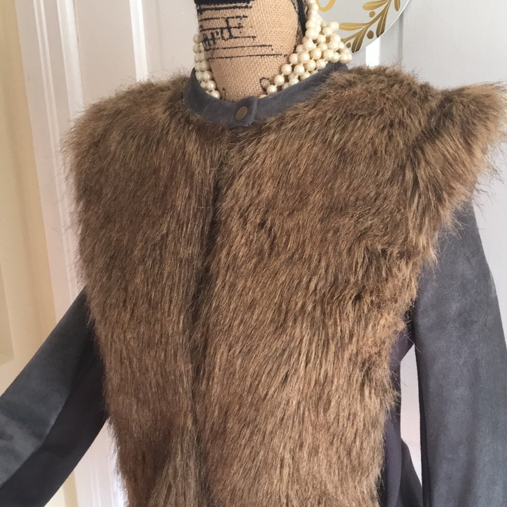 Cynthia Vincent | Luxurious Leather & Fur Jacket - Picture 4 of 10